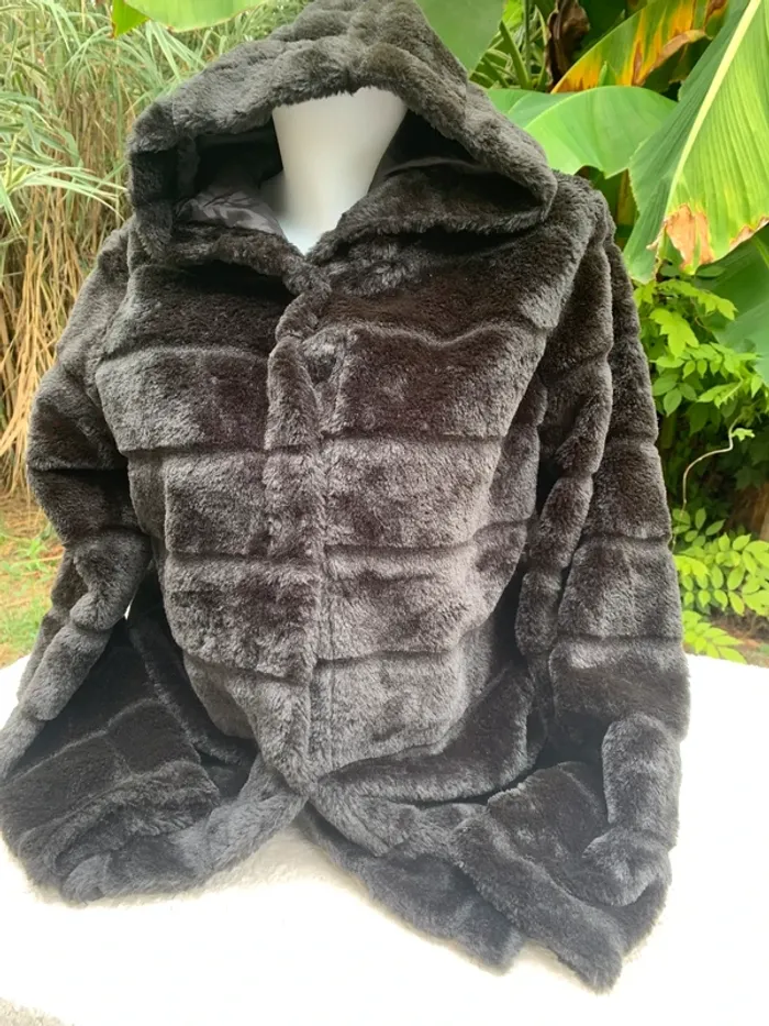 Manteau Tissaia fausse fourrure à capuche taille -38-40 - photo numéro 2