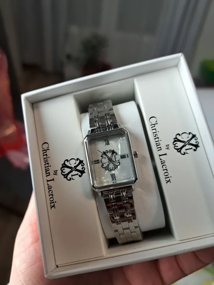 Christian Lacroix montre a quartz argenté et blanc - photo numéro 9