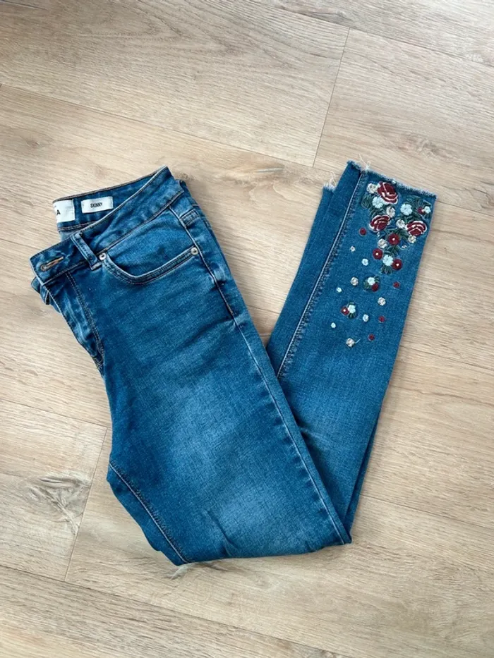 Pantalon jean skinny broderies fleurs