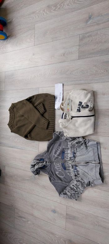 Lot de 2 gilets dont 1 neuf et 1 pull, taille 10 ans, garçon