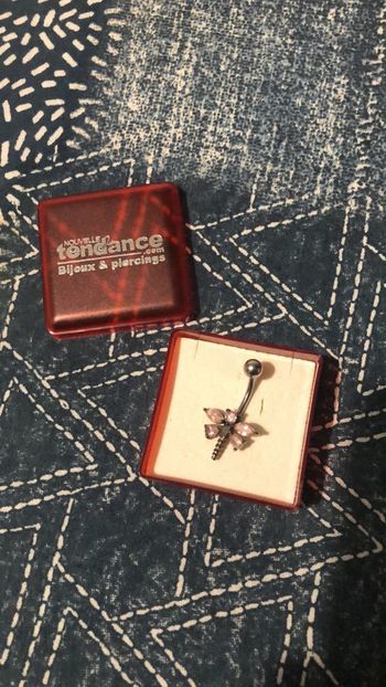 Piercing nombril ‘libellule’