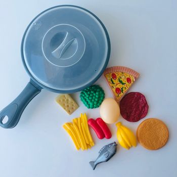 Grande casserole avec aliments pour dînette