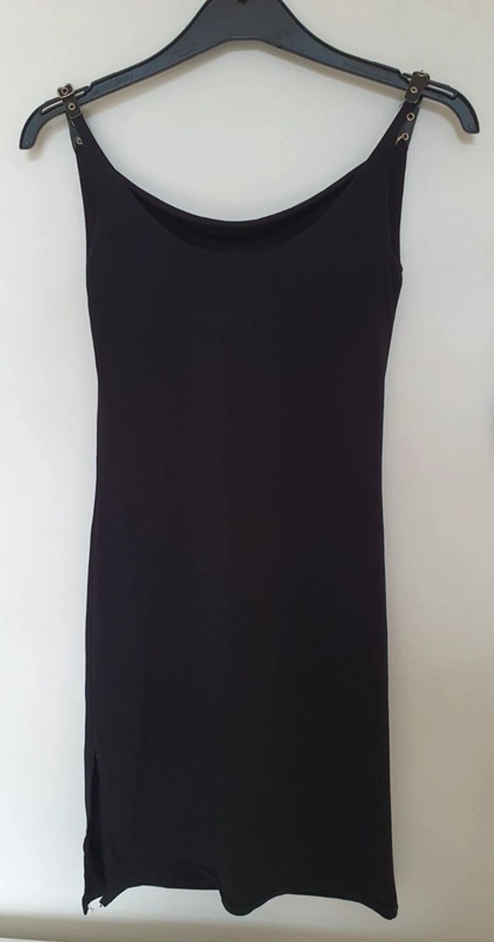 Robe noire avec chaînette - photo numéro 7