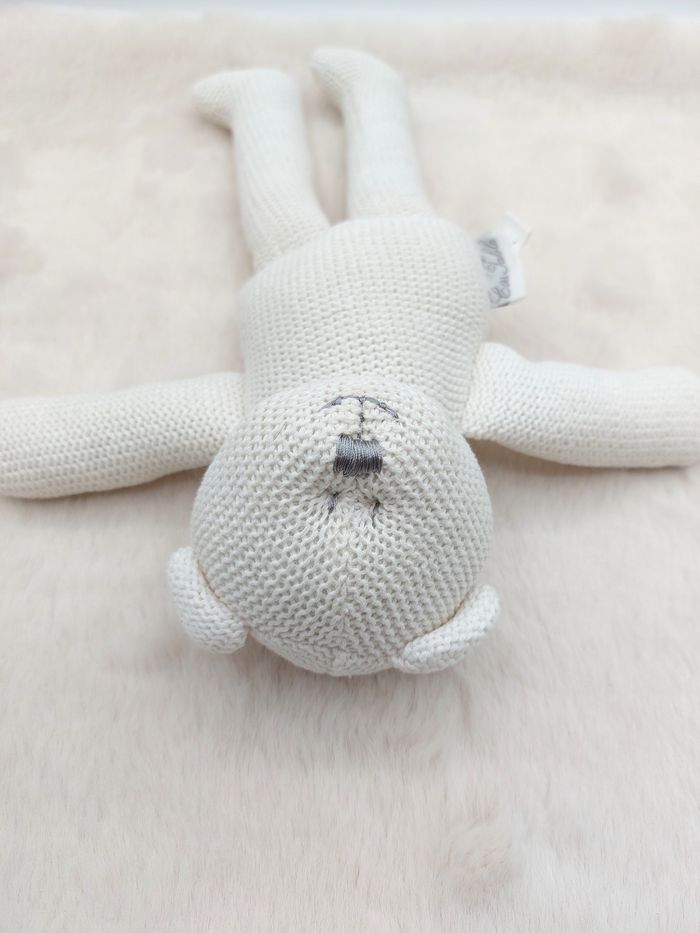 Peluche doudou ours blanc façon tricot crochet côté table 30 cm nez gris - photo numéro 5