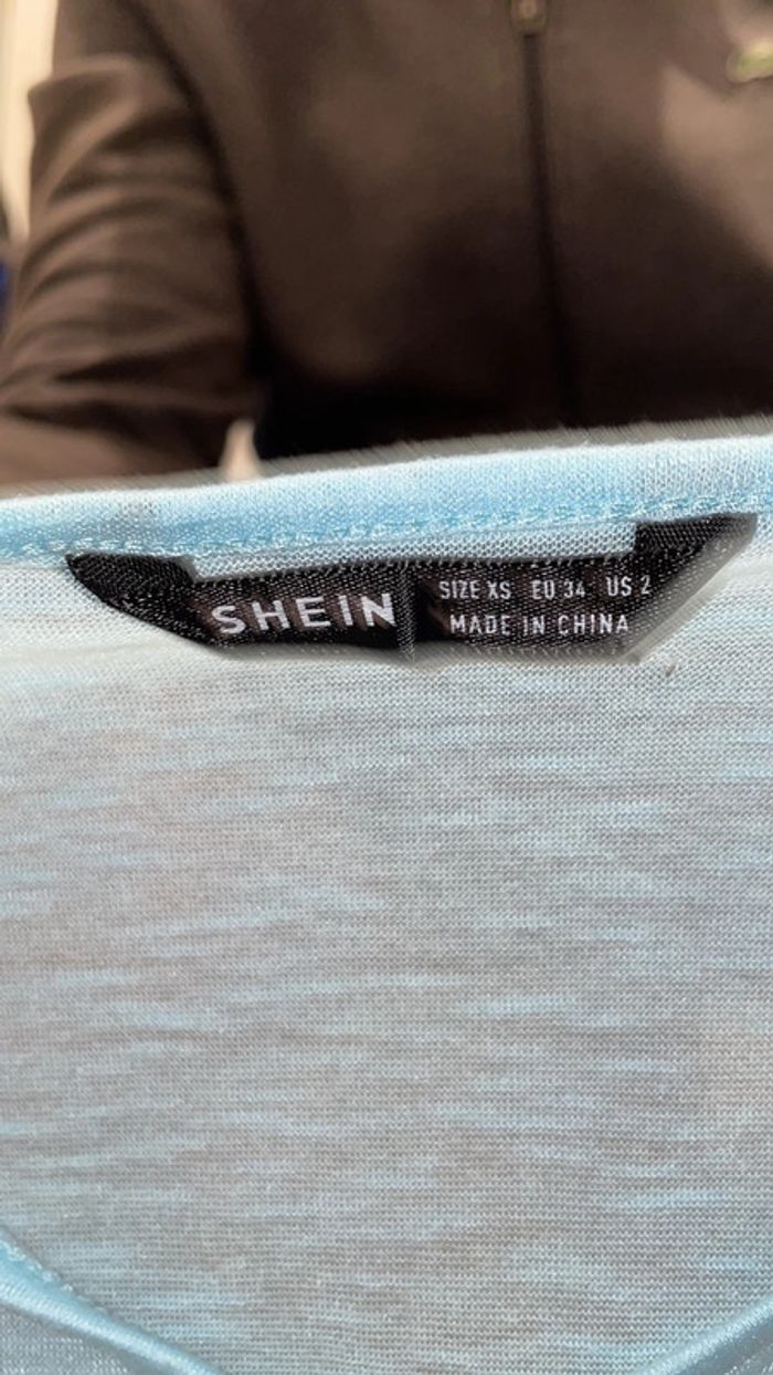 Tee shirt bleu et dentelle - photo numéro 2
