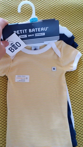 Petit Bateau. Lot de 3 Bodies manches courtes. 100% Coton Bio. Bébé de 3 mois/67cm