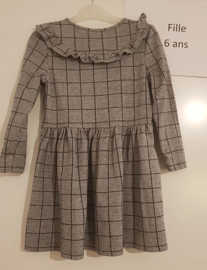 Robe C&A 6/7 ans - photo numéro 2