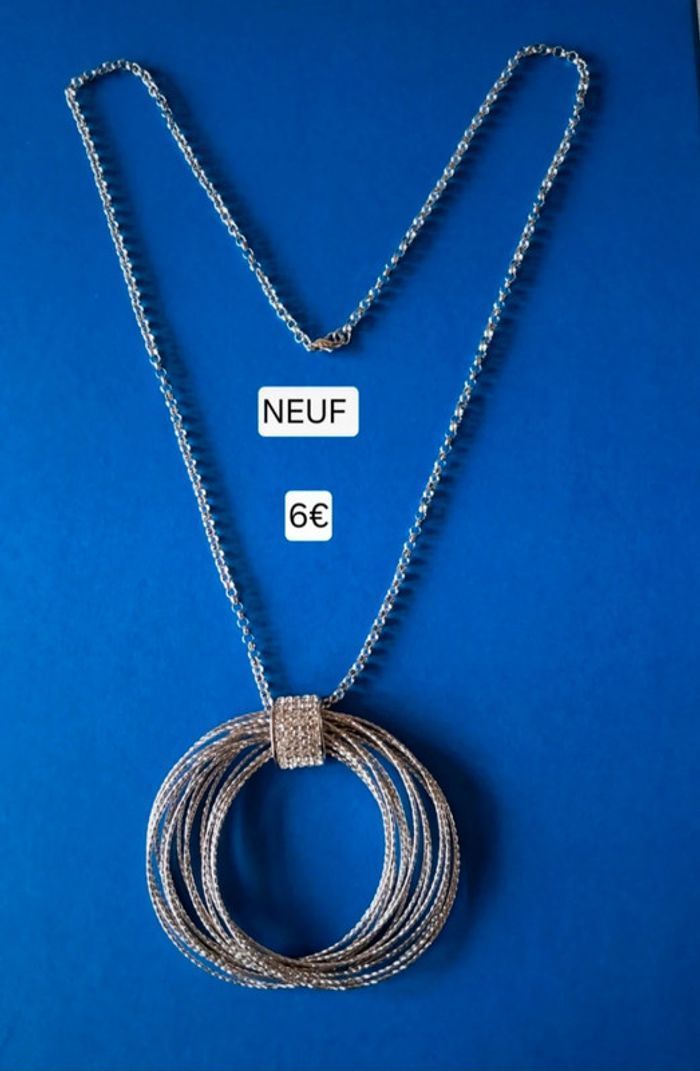 Collier long NEUF avec chaine et médaillon en métal argenté