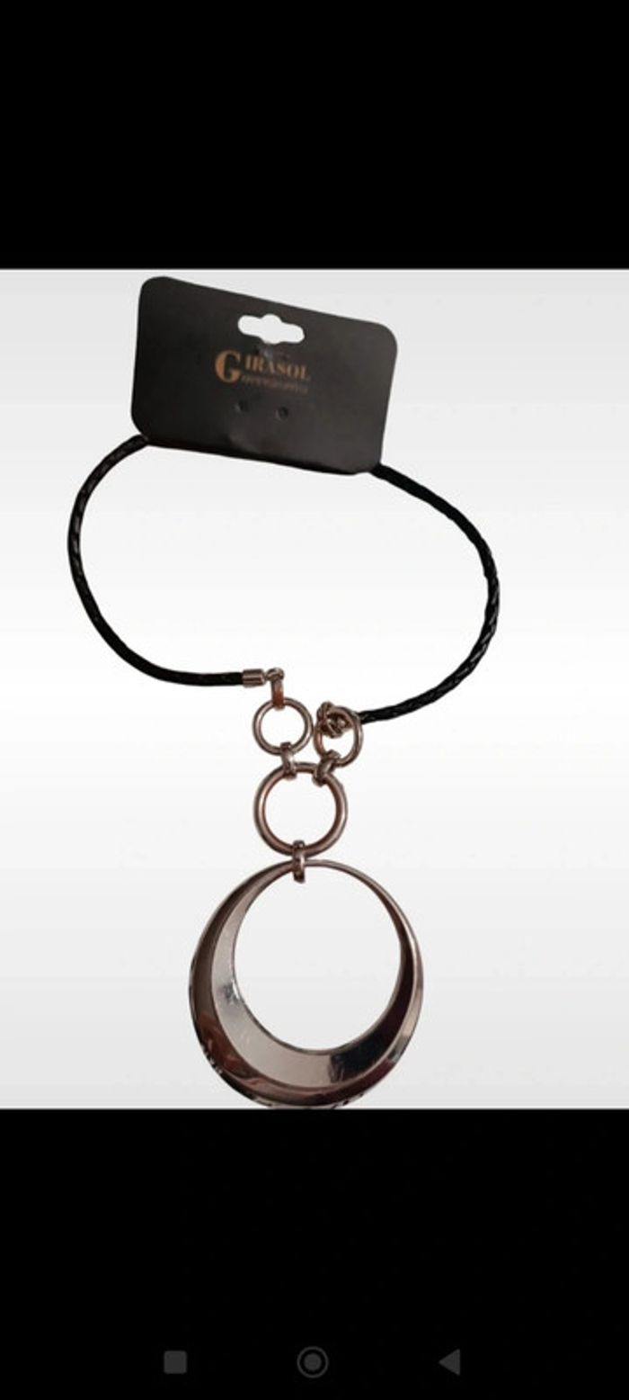 Long collier couleur argent - en très bon état