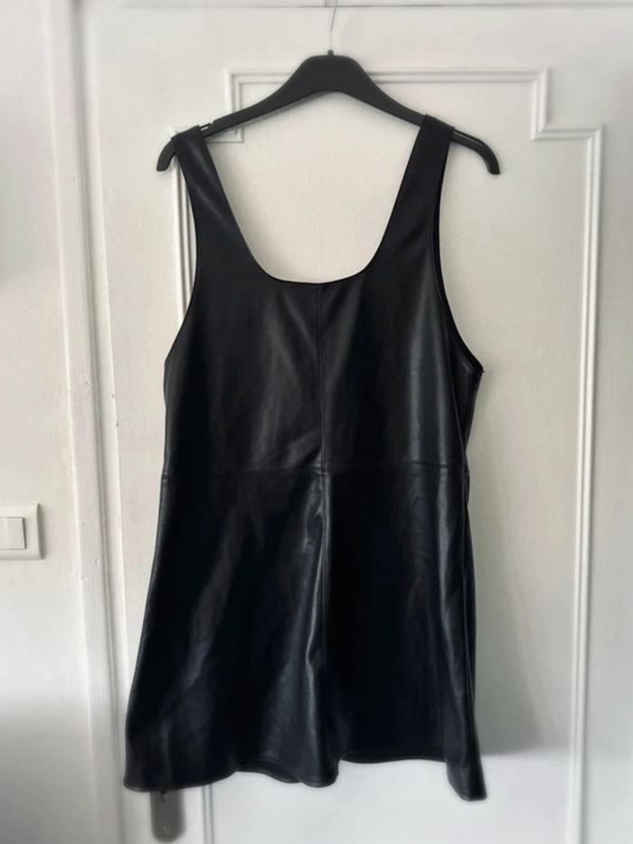 Robe courte à bretelles en similicuir noir taille M Mango