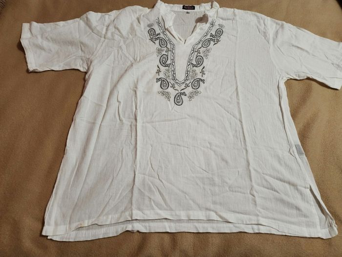 Tee-shirt blanc et gris - photo numéro 2