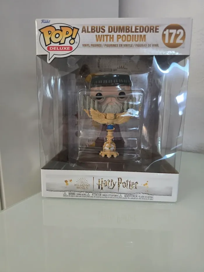 Albus dumbledore with podium funko pop
( harry potter )