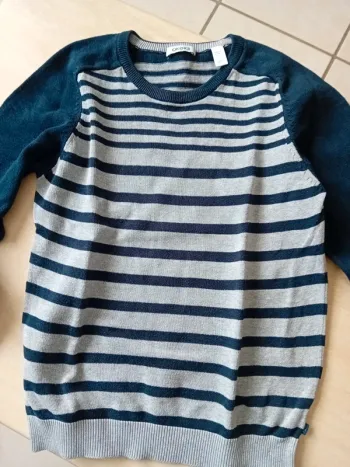 Pull rayé okaidi bleu et gris.