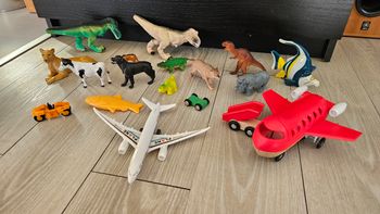 Lot figurines animaux, avions, véhicules