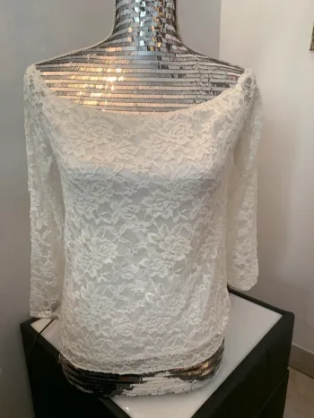 Top dentelle épaules dénudées taille L
