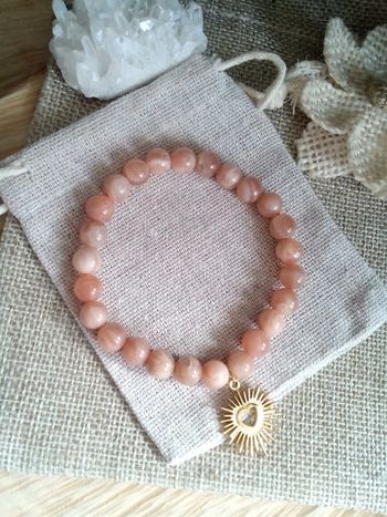 Bracelet pierre de lune orangée et coeur soleil bohème