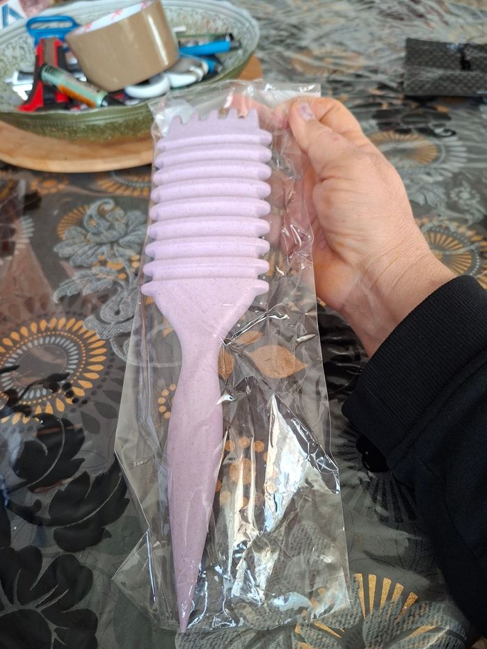 Brosse a cheveux violette neuve prix 2 euro 50 - photo numéro 2