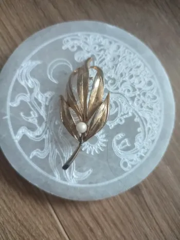 Broche sphinx feuille et perle