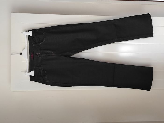 Jean femme coupe droite – Taille 38 – Noir
