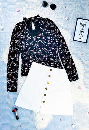 Haut fleuri noir avec décolleté en V - T.XS ou T.34 🖤