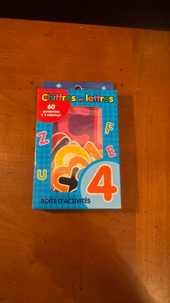 Ensemble gommettes chiffre et lettres (utilisé en parti)