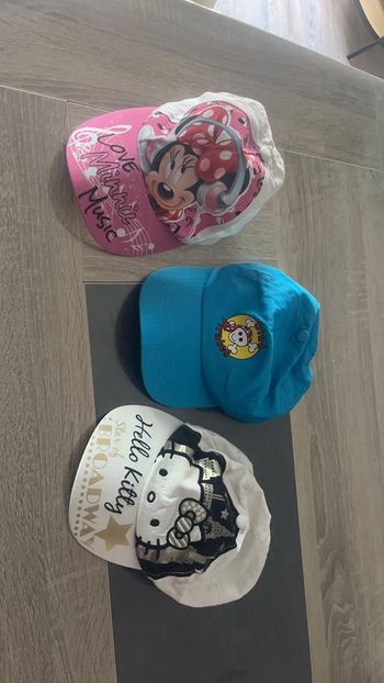3 casquettes 54 cm