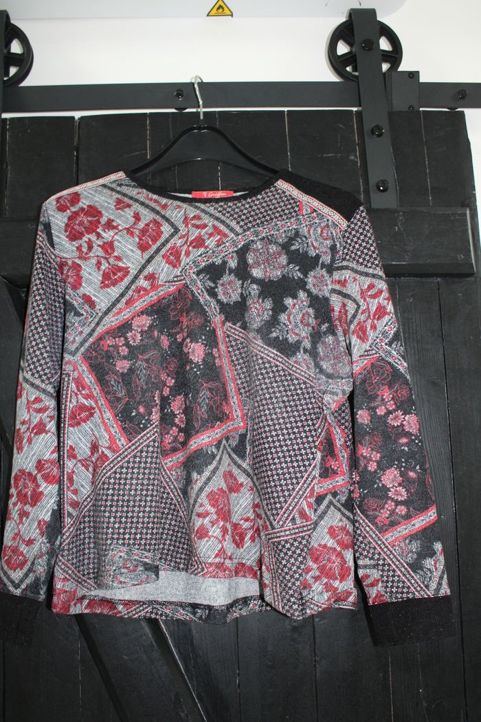 Pull fin noir, gris et rouge