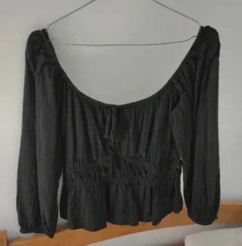 Blouse noire élégante de la marque Mango, taille S