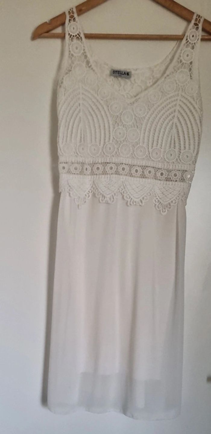 Robe blanche à bretelles en crochet et dentelle - photo numéro 1