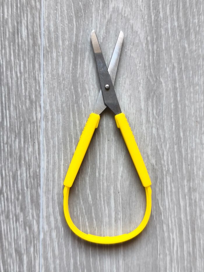 Ciseaux à boucle jaune - photo numéro 2