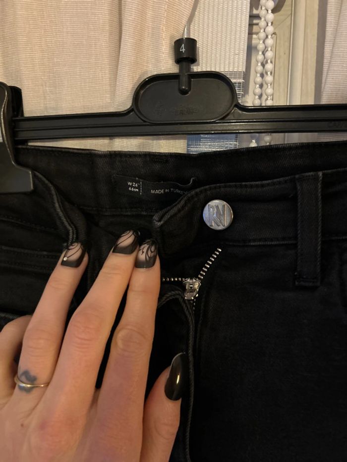 Jeans noir. - photo numéro 3