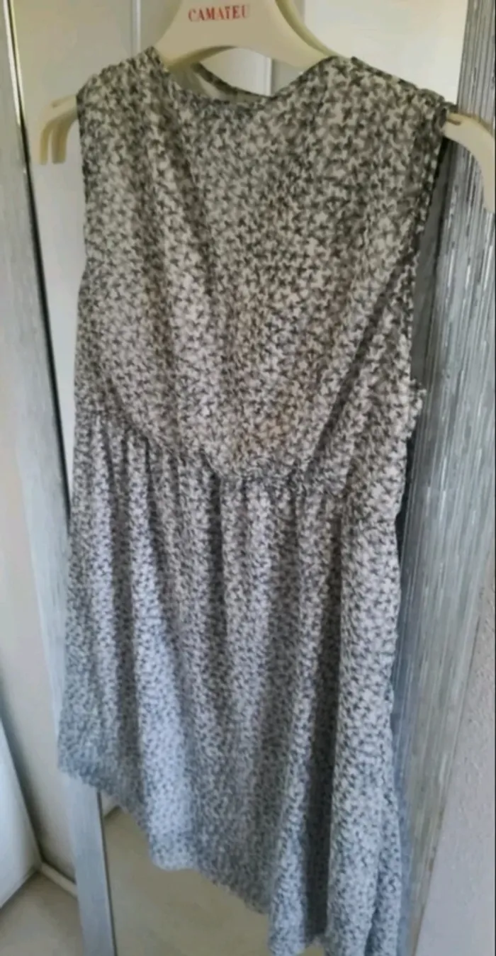 Robe grise et blanche - photo numéro 2