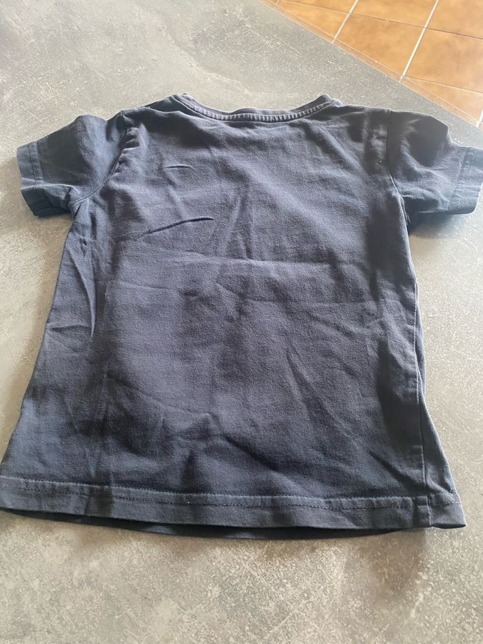T-shirt en bon état, à part la couleur un peu passée taille quatre ans, marque gémo - photo numéro 7