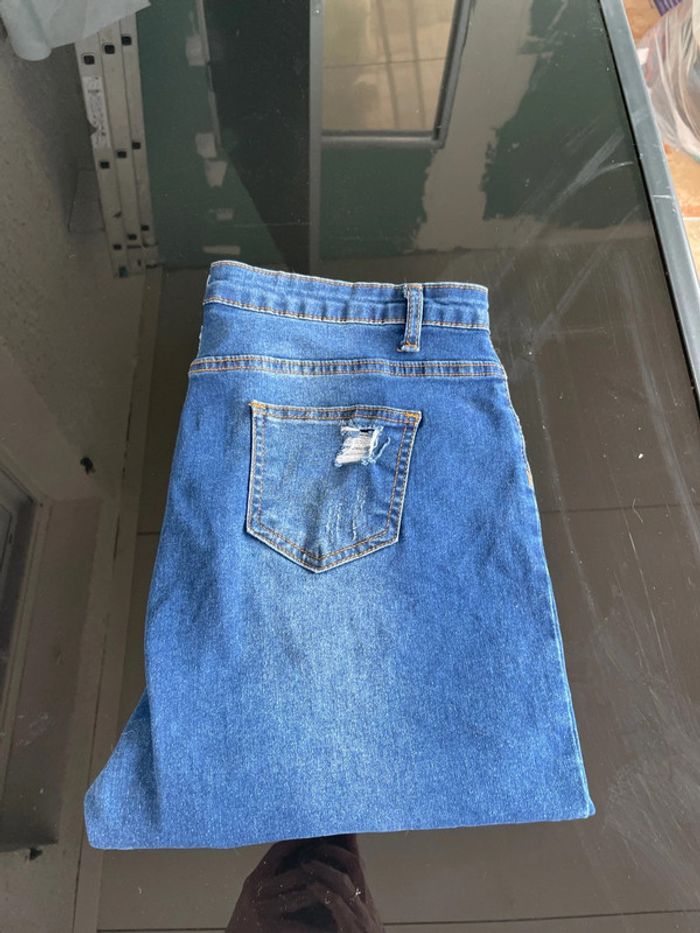 Jean troué de la marque Shein en taille L