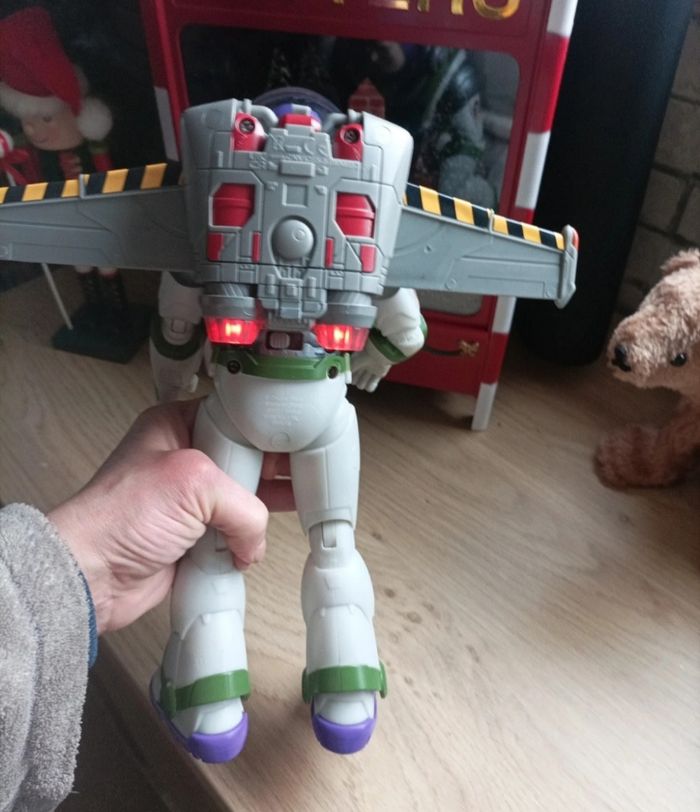 Toy story buzz 31 cm déploie ses ailes lumière et fait de la fumée - photo numéro 5