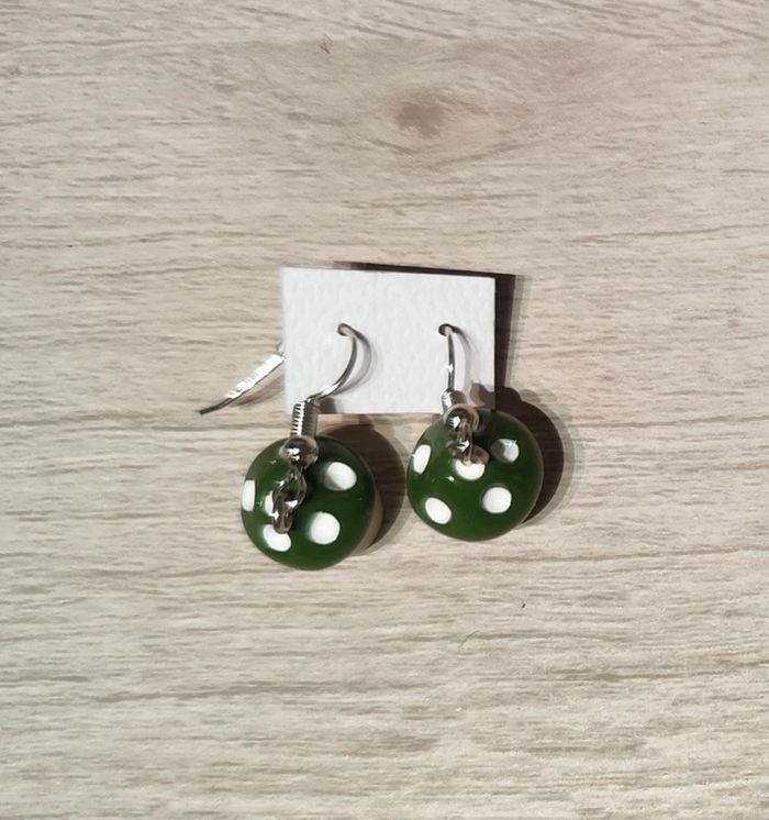 Petits champignons verts en résine en boucles d'oreilles - photo numéro 2
