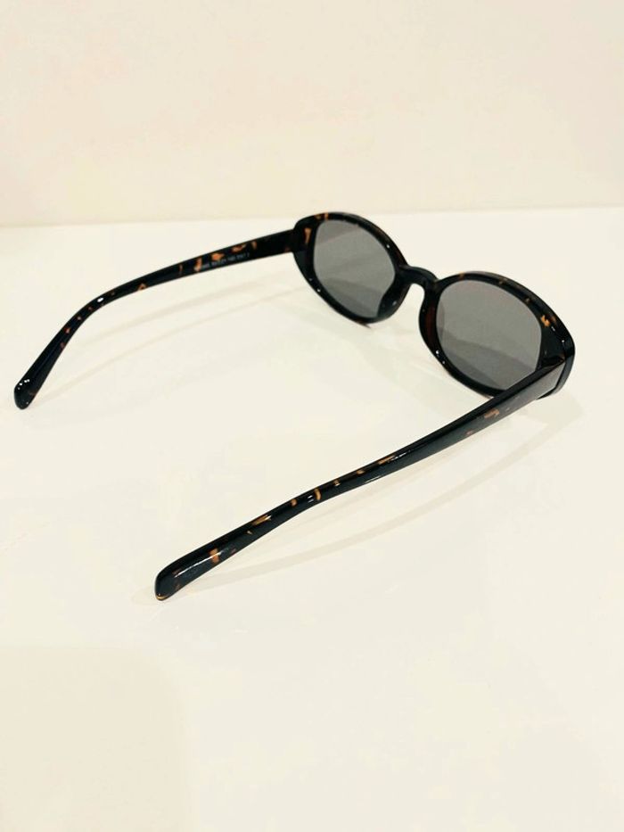 Lunette de soleil femme ovale marron écaille verres gris UV protection catégorie 2 - photo numéro 6