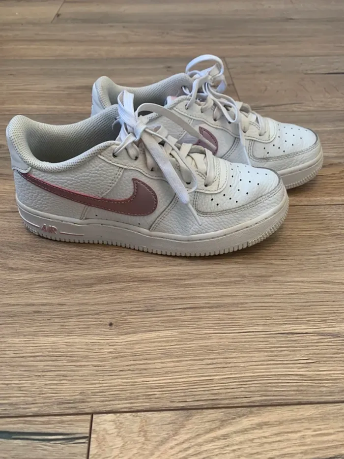 Basket Nike Air Force One blanche et rose Taille 36.5 - photo numéro 2
