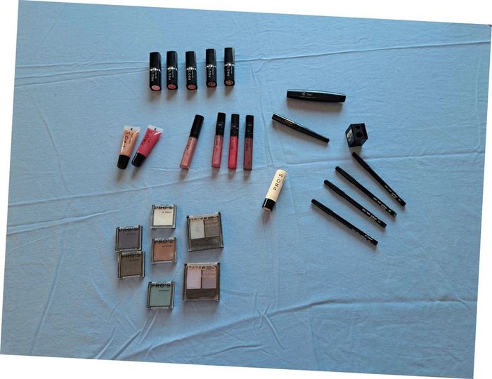 Lot de maquillage neuf PRO'S - 25 pieces