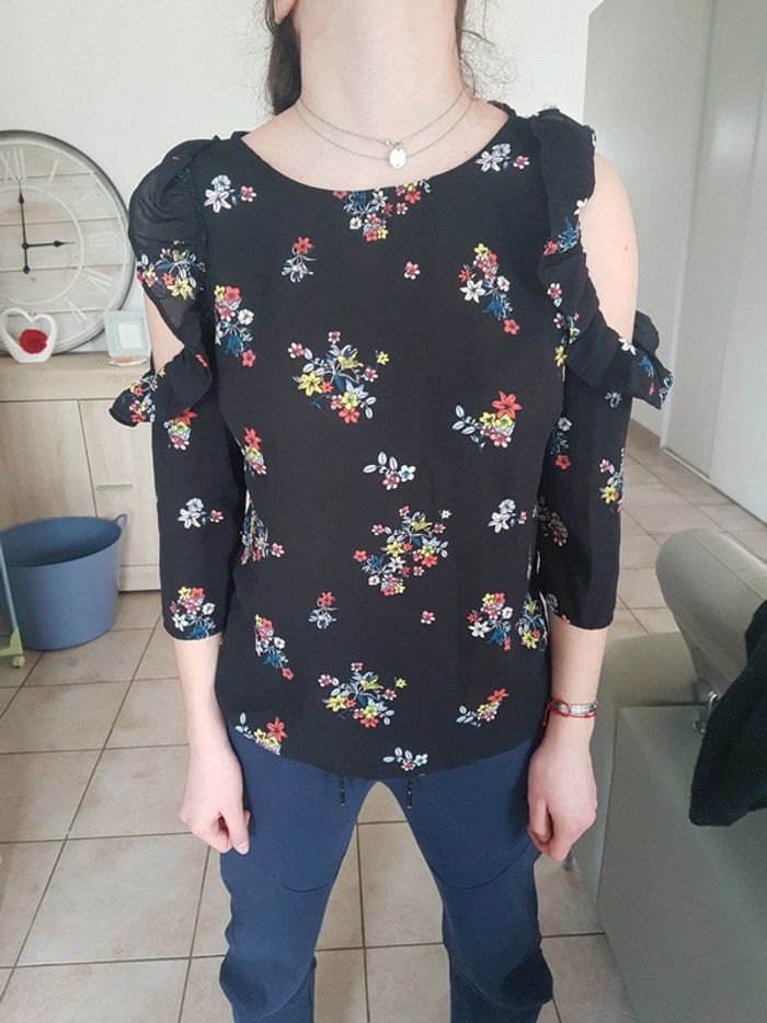 Haut a fleurs epaules denudes kiabi taille 38