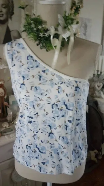 Haut blanc asymétrique fleuri Vent d'été Taille 3 (40/42) Neuf