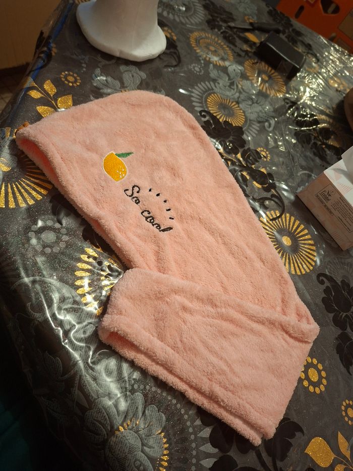 Serviette pour la tete microfibré
Pour séché les cheveux neuf prix 2 euro 50