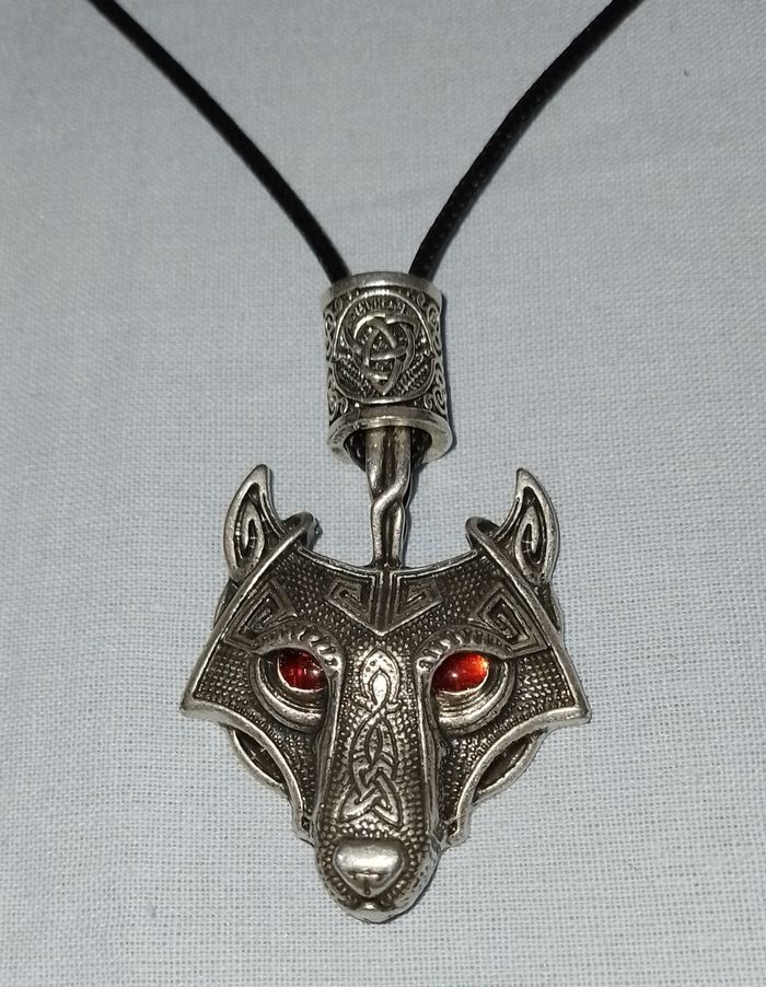 collier viking loup