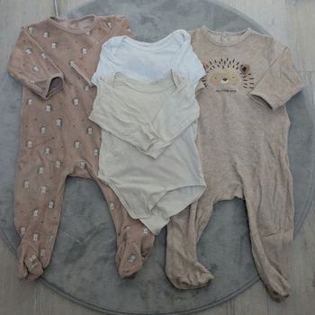 2 pyjamas hiver  + 2 bodys ML 12 mois