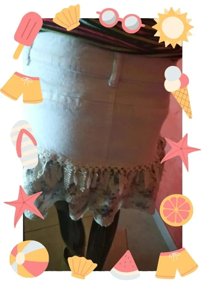 Mini jupe blanche et fleurie - photo numéro 2