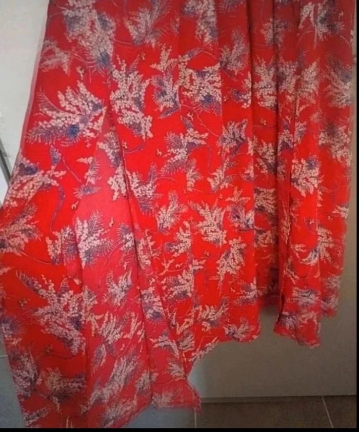 Longue robe  rouge fleurie - photo numéro 2