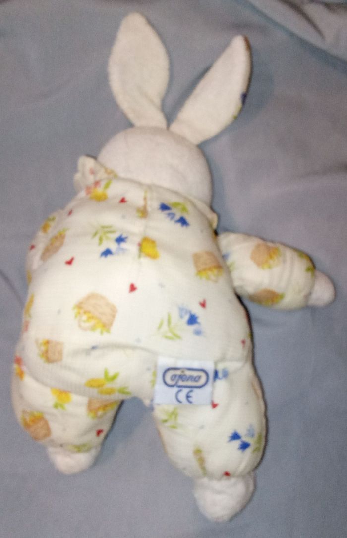 doudou lapin blanc tissu chiffon peluche Ajena blanc crème vintage ancien posture debout marque Ajena nez brodé fil roses yeux noirs durs plastique tissu chiffon fleuri floral fleurs - photo numéro 6