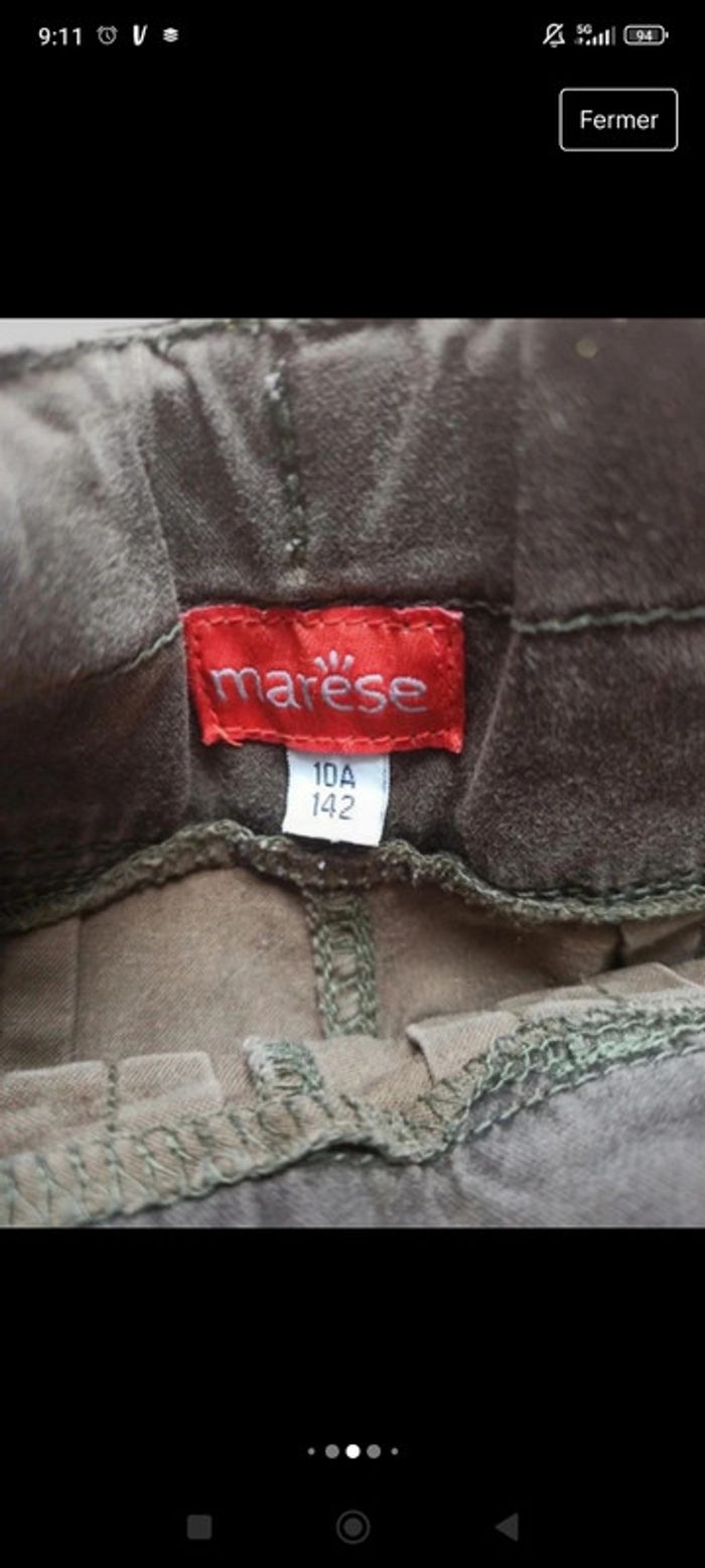 t-shirt rouge avec styliste et jupe plissée kaki broderie et breloques, jolis détails Marèse 10 ans - photo numéro 6