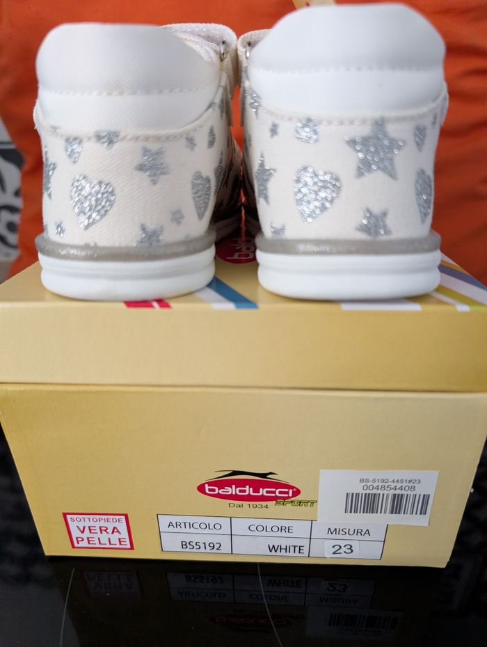 Sandales fille. Taille 23. Neuf. Semelle intérieure en cuir. Balducci - photo numéro 2