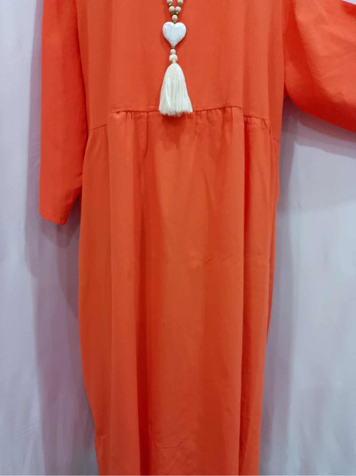 Robe longue élégante corail grande taille 52 col V, coupe fluide, parfaite pour toutes les occasions - photo numéro 4